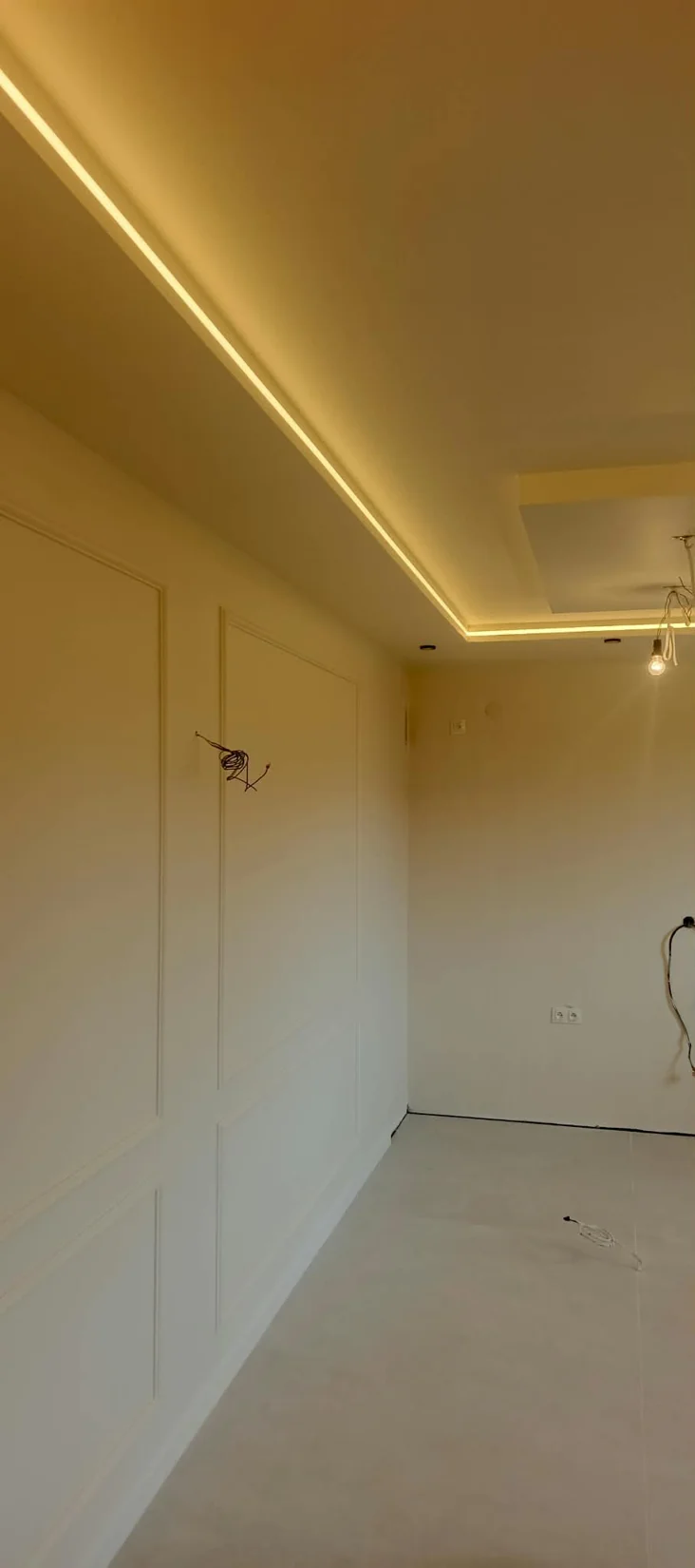 Sufit i ściany ze sztukaterią oraz podświetleniem w trakcie realizacji